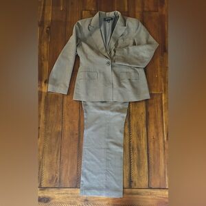 Classic Women’s Kasper Pant Suit Size 14P